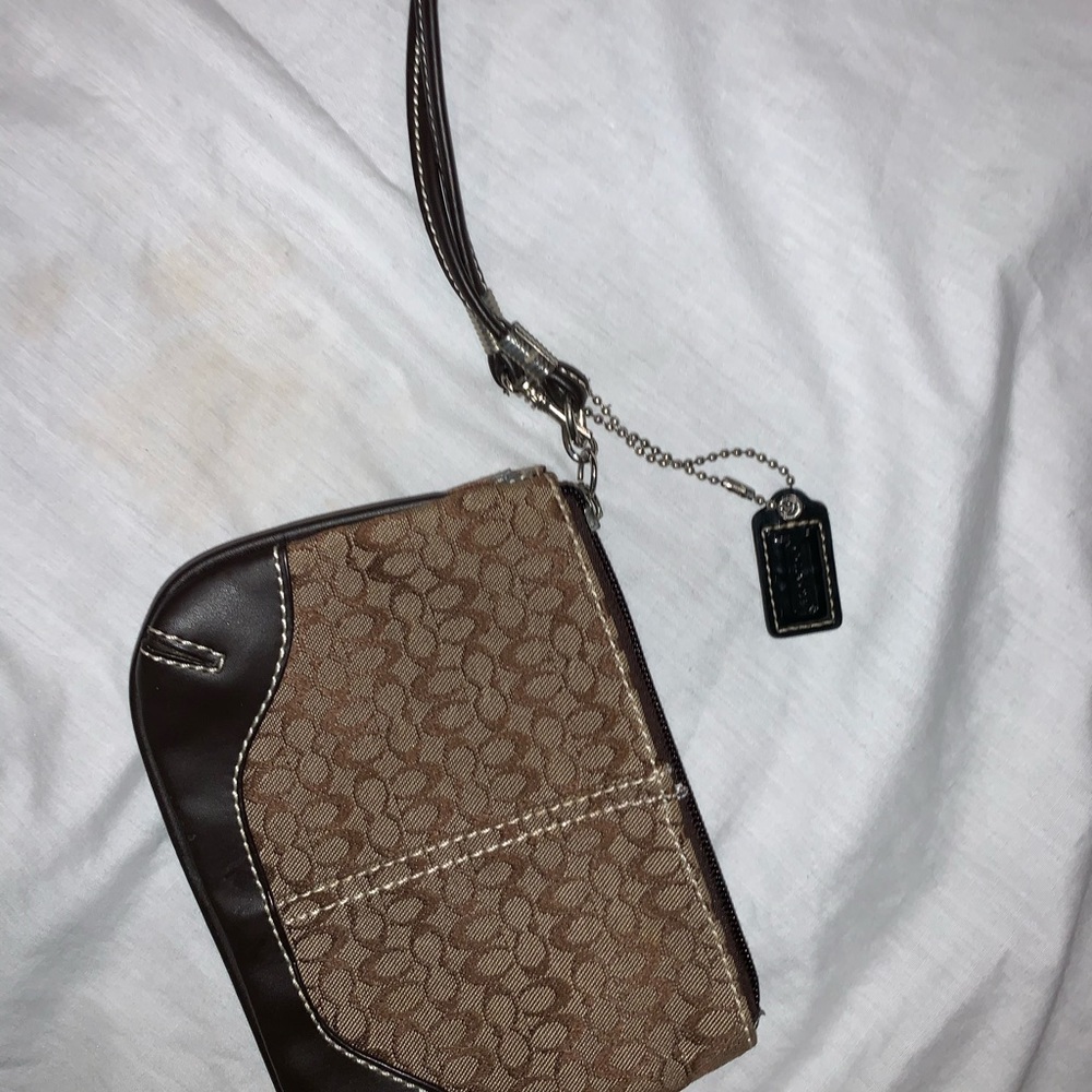 WRISTLET HANDBAG ADORABLE with coach keychain😍😍